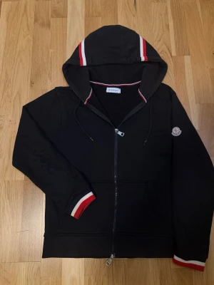 Moncler kofta - Det är en väldig unik moncler kofta i storlek XS. Den har lite missfärgning men är frf jätte fin. Jätte bra skick fortfarande och snöret är lite trasig