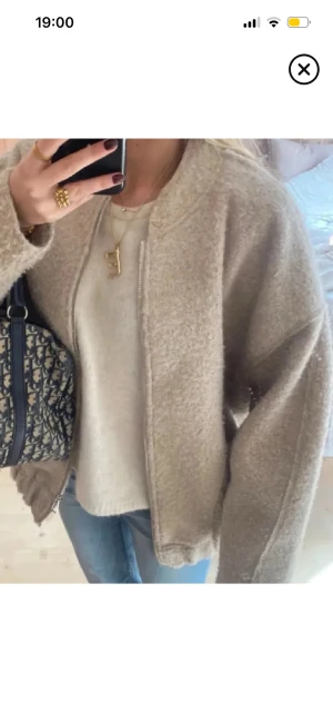 Beige teddyjacka med dragkedja - Beige jacka från Zara