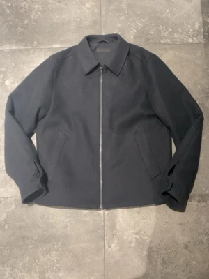 Svart Uniqlo Overshirt - Säljer denna stilrena Overshirt liknande jacka ifrån Uniqlo. Den är använd ett fåtal gånger och är därför utan tvekan i toppskick. Skriv gärna vid funderingar så löser vi en bra affär. Storlek S. Nypris 899. 