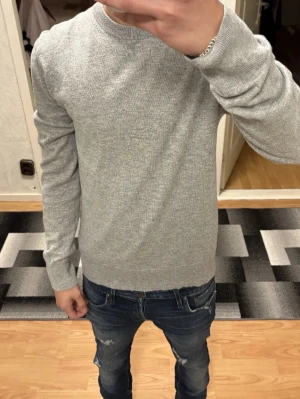 Filippa K merinoull tröja - Hej, säljer den här gråa merinoull tröjan från Filippa k. Storleken är Small. Tröjan är Även i väldigt bra skick. Nypris är ca 1700 kr. Skriv gärna vid funderingar 🤗 och priset kan diskuteras vid snabb affär