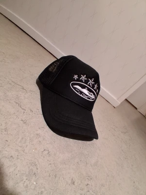 Svart truckerkeps med stjärnor - Säljer en svart truckerkeps jätte snygg och ny snabb leverans om ni har frågor skriv till mig!