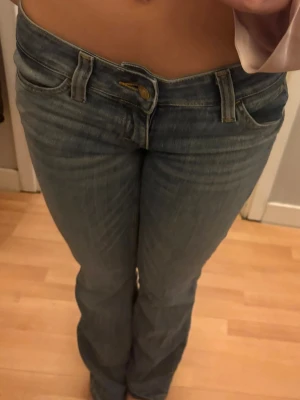 Blå bootcut jeans med låg midja från weekday  - Säljer ett par as snygga low waist jeans ifrån weekday! Storlek 28/32 men passar mig som har 27/32. Säljer för dom inte kommer till användning 