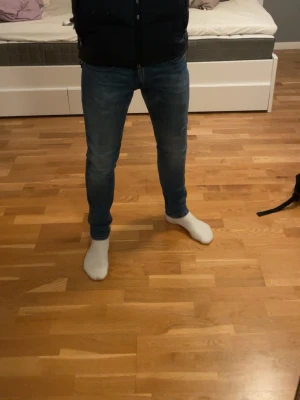 Nya replay jeans  - Snygga jeans i en blå tvätt i ett nytt skick! Storleken är 30/32, som sagt så är de i ett nytt skick utan några defekter! 