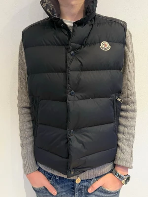 Moncler väst svart - Säljer denna riktigt snygga Moncler dunvästen i storlek 1 alltså passar den XS/S ungefär. Inga synliga defekter Självklart äkta! Skriv vid frågor och funderingar🙌✅