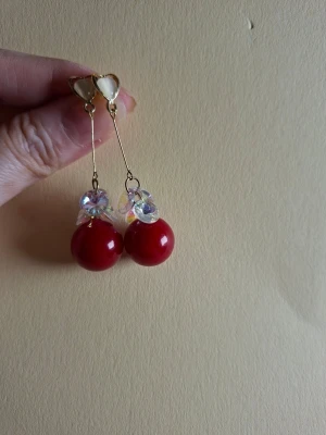 Hängande örhängen med röda pärlor - Fler fina accessoarer finns på min profil 💍  More exquisite accessories on my profile listings.