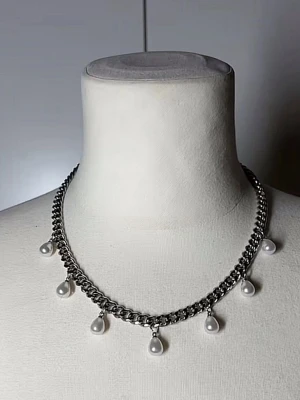 Kedjehalsband med pärldroppar - Pärlhalsband i rostfritt stål