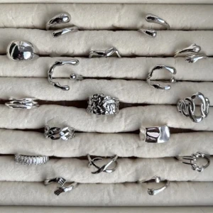 Alla som köper minst 2 ringar får en extra ring på köpet. - 💓Just nu får alla som köper minst två ringar får en slumpmässig ring på köpet!  Skriv för specifika bilder och pris då vissa är billigare än andra!  ( Går ej kombinera med andra erbjudande.Det finns endast begränsat antal ringar.)