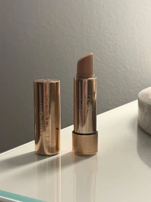 Anastasia Beverly Hills läppstift Haze - Säljer ett läppstift från Anastasia Beverly Hills i nyansen Haze pågrund av att jag köpt ett annat. Se bilder för hur mycket som är kvar. Super fin för att ljusa upp läppen. Förpackningen har lite skavanker eftersom den är gjord av metall. Nypris: 299 kr. Hör gärna av dig vid frågor❤️