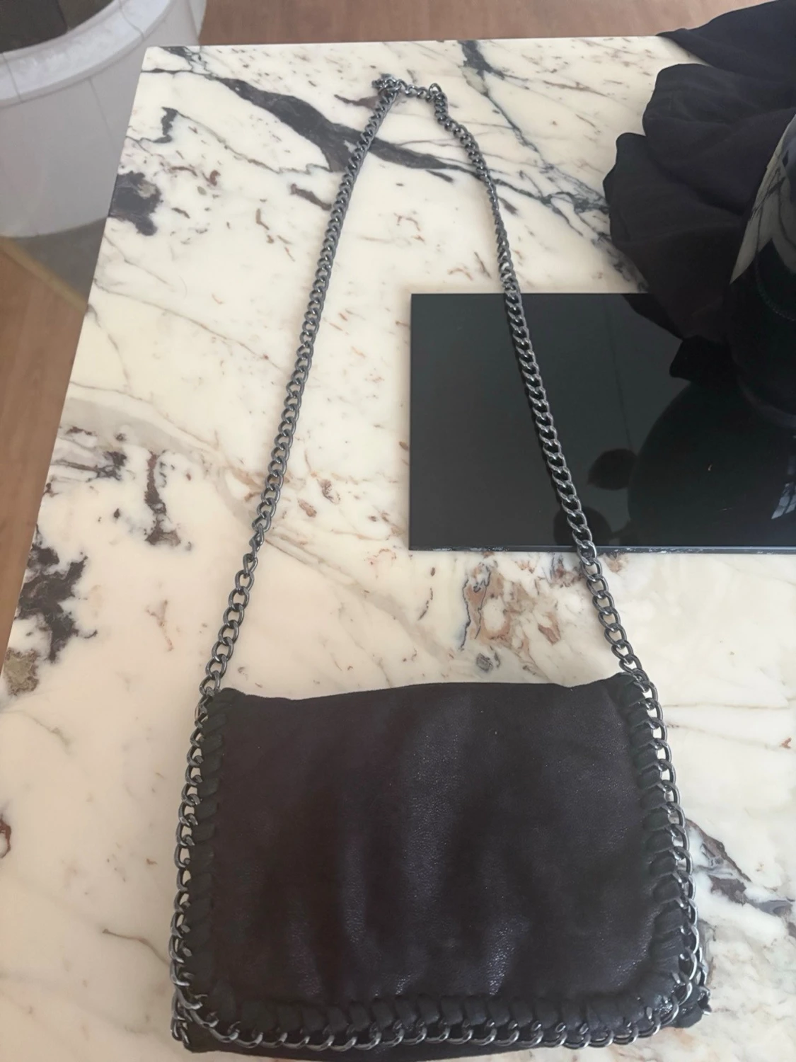 Svart axelväska med kedjerem