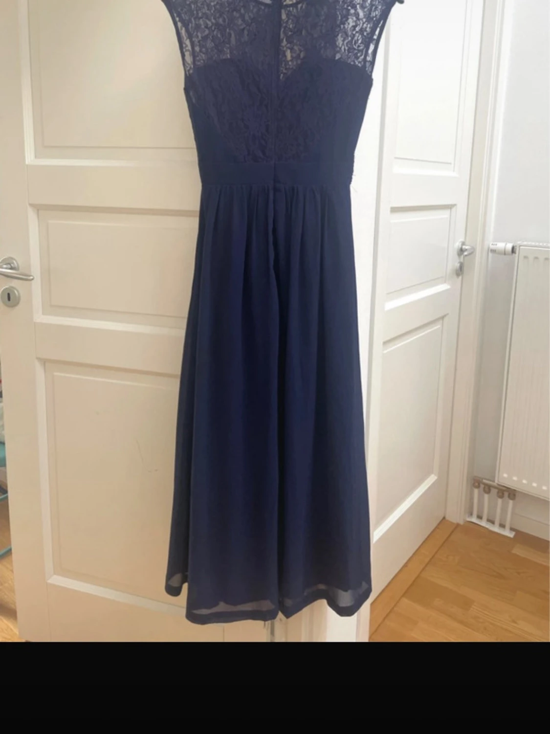 Marinblå långklänning med spets - 1