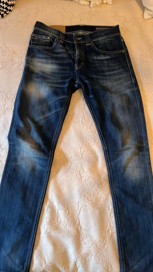 Blåa Dondup Mius jeans - Ett par schyssta Dondup mius jeans i W30 men passar i otroligt bra skick för bara 599!! Intresserad skriv i dm, pris är diskuterbart!!