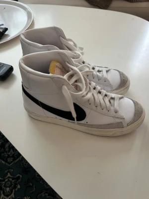 Nike Blazer - Snygga Nike Blazer Mid 77.  Använda men fortfarande bra skick. Man kan nog tvätta dem så blir de vitare.