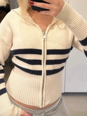 Stickad kofta  - Populär stickad kofta från Zara. Använd fåtal gånger. Inga anmärkningar 