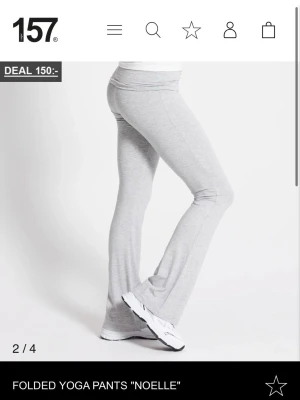 Grå yogapants från Lager 157 - Snygga ljusgrå yogaleggings från  Lager 157 med utsvängda ben och bred, vikt linning för extra komfort. Tillverkade i mjukt och stretchigt material som passar perfekt för träning eller chill. Modellen heter 'Noelle' och har en stilren, enkel design.