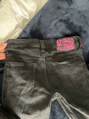 Svarta Cheap Monday bootcut jeans - Osäker på storlek men borde vara 27/32 därav pris plus liten defekt ner till