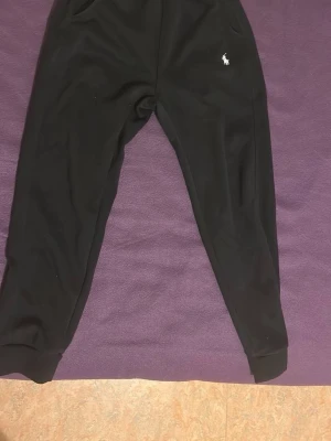 Tröja och byxor Ralph Lauren  - Svarta kläder från Ralph Lauren Storlek XS.Byxorna hade varit använda några gånger, och tröjan är oanvänd. Inga fläckar eller defekter.
