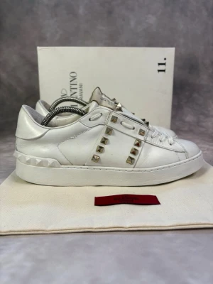 Valentino Open Skor - Stl 38 1/2 - | Mycket bra skick: 8,5/10 | Stl: 38 1/2 | Ingår vid köp: Skorna, Skobox och Dustbag! | Självklart äkta 🙌, Öppen för frågor eller om du vill ha fler bilder! ✌️