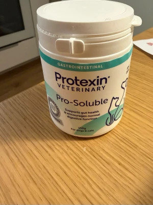Pro-Soluble 150 g fodertillskott hund  - Pro-Soluble är ett effektivt probiotikum som hjälper till att balansera tarmfunktionen vid kroniska besvär hos hund och katt. Produkten bidrar till att normalisera mag- och tarmfunktionen samt förbättra mikrofloran och miljön i tarmen. Köpt för 160 kr och är helt ny och oöppnad. 