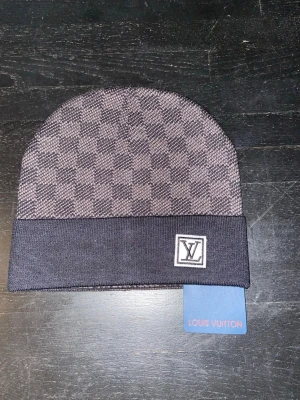 Lvmössa svart - Säljer för endast 200 kr hör av er vid minsta fundering 