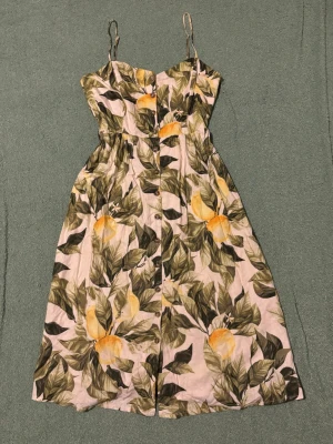 Klänning med citroner - Klänningen är i bra skick. Inköpt 2020. Gjord i materialen linne och bomull