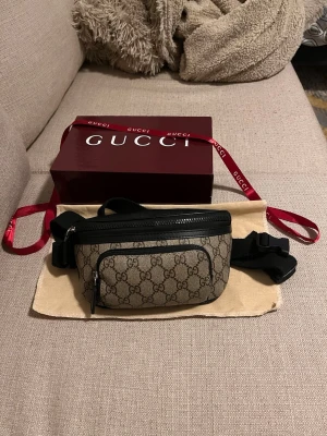 G magväska - Säljer en fin helt ny o oanvänd magväska från g. Den är perfekt för sommaren och hela outfiten. Vid fler funderingar så äre ba o höra av sig.