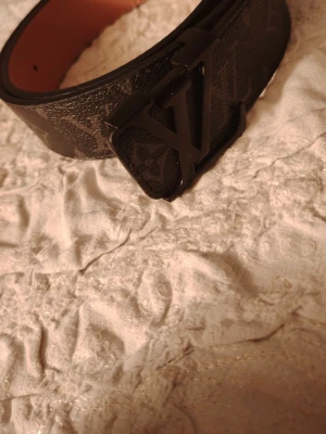 Svart L bälte - Säljer en svart L bälte som är 105cm lång och är oanvänd 