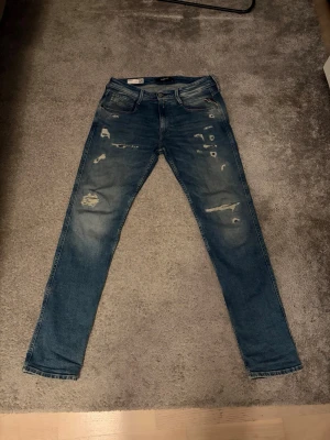 Replay anbass jeans - Säljer ett par blåa replay anbass jeans i storlek W31 L30 och är slim fit. Dom är i väldigt bra skick, säljer för att dom var för stora. Skriv gärna om du har några frågor!