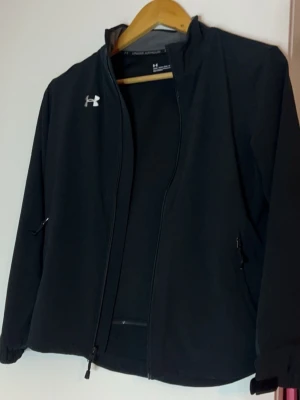 Svart vindjacka från Under Armour - Jag säljer min under armour, då den inte längre kommer till användning. Absolut i toppskick, och passar mig som är S. Pris kan diskuteras  💕