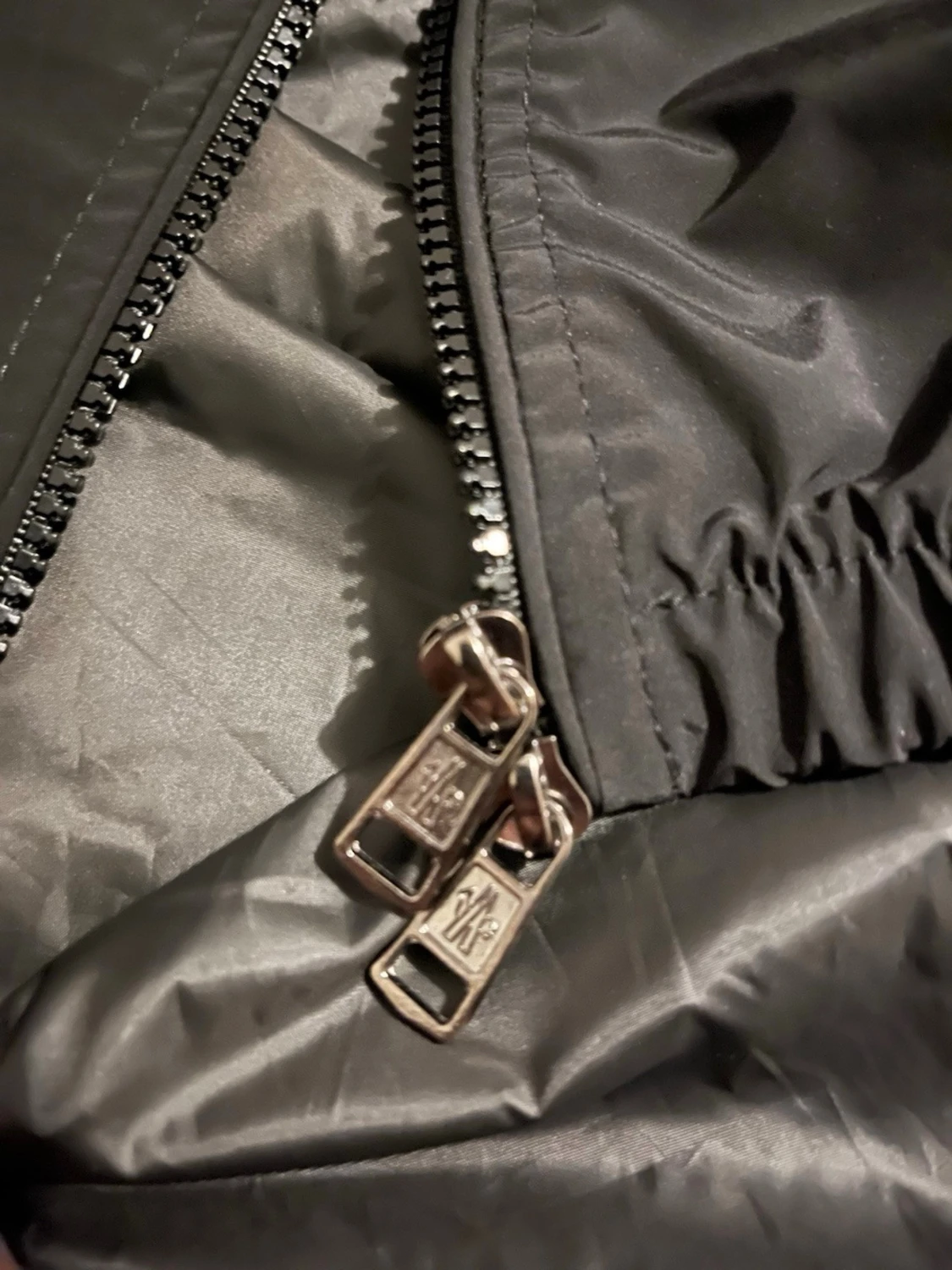 Svart vindjacka med zipper luva - 2