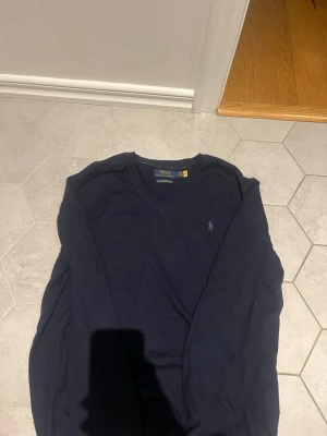Ralph Lauren v neck  - Tjena! Säljer denna Ralph lauren v neck tröjan i merinoull. Tröjan är i nyskick då jag knappt använt den. 