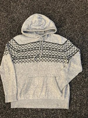 Hollister hoodie-sällsynt  - Säljer nu denna sjukt eftertraktade Hollister hoodie. Mycket fin hoodie i skick 9/10. Väldigt populär modell och perfekt för säsongen.  • Perfekt till kyligare dagar • Skön passform, lätt att styla • Vintage / Y2K-inspirerad – sällsynt och eftertraktad • Passar både vardag och layering  📏 Storlek: S 📦 Skickas omgående 💬 Pris kan diskuteras vid snabb och smidig affär 