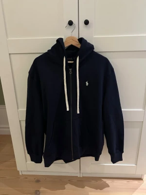 Polo Ralph lauren zip - Polo zip. Bra skick inga revor eller fläckar. Storlek M. Hör av dig vid frågor. 