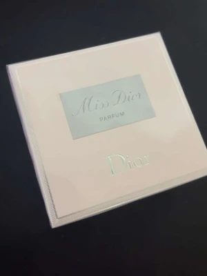 Miss Dior Parfum box - Miss Dior Parfum från Dior – en ikonisk doft i elegant förpackning. Perfekt för dig som vill ha en klassisk touch i din samling.