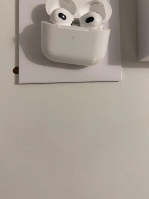 Ett par AirPods pro jätte bra sköna i öronen bra vibe👍🏾 - Jätte klan AirPods bra ljud och allt sköna👍🏾