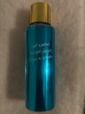 Victoria's Secret Aqua Kiss mist - Fräsch body mist med coola vattennoter och ljusa blommiga inslag. Perfekt för dig som vill känna dig uppfriskad hela dagen. Snygg blå flaska med guldig kork. Orginal pris 255, säljer för 199! Aldrig använd