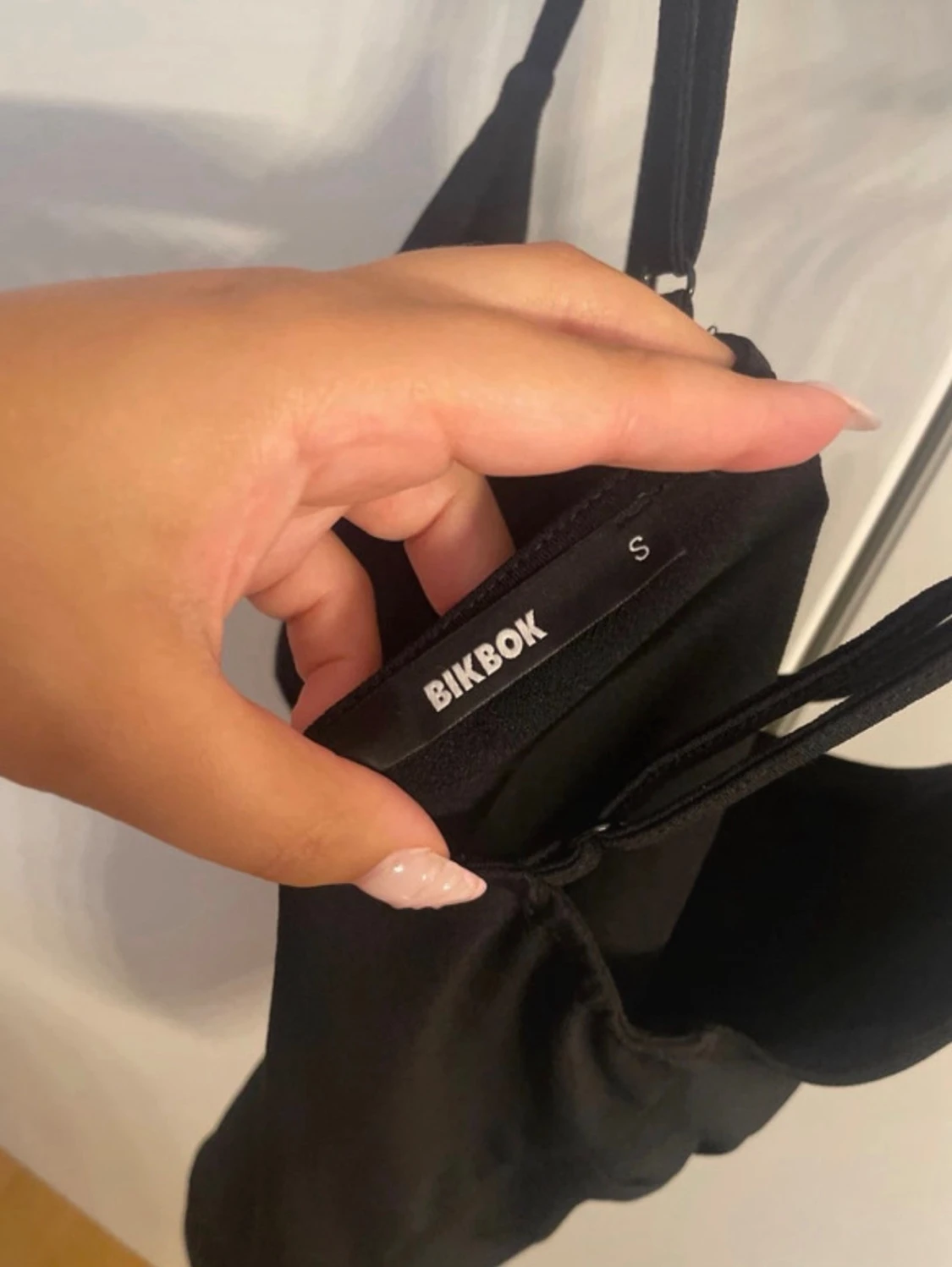 Svart linnetopp med smala axelband - 5