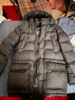 Tommy hilfiger dun jacka - En snygg och fräsch dun jacka från Tommy Hilfiger. I storlek S. Liten skada på underarmen men inget som syns när den är på. Kom med bud och frågor.