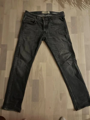 Replay Grover jeans - Säljer ett par Replay Grover jeans i sopig svart tv titvätt sopig svart tvätt med klassisk femficksdesign och metallknappar sopig svart tvätt. Jeansen sopig svart tvätt har raka ben och normal passform related till Replay Grover-modellen. Perfekta för dig som gillar en avslappnad men ändå stilren look.Jeansen Waist 32 och längd 30