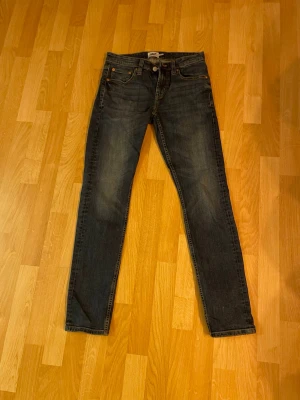 Mörkblå skinny jeans 157 Rocket - Snygga mörkblå jeans från 157, modellen Rocket. Klassisk femficksdesign, skinny fit och normal midja. Jeansen har gul kontrastsöm och är gjorda i ett mjukt jeansmaterial som sitter tajt hela vägen ner.158-164