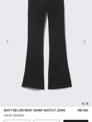 Svarta bootcut jeans Cheap Monday - Super fina weekday jeans i svart storlek 25/32 jätte lågmidjade och fina 