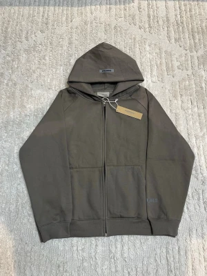 Essentials Kofta - Helt ny aldrig använt den. Vid fler frågor/bilder är det bara att höra av sig👍Priset kan diskuteras👍