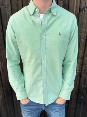 Ljus Grön Ralph Lauren Skjorta - Hej! Nu säljer vi denna extremt snygga och somriga skjortan från Ralph Lauren i storlek M för endast 299kr📦✅ Skicket är extremt bra vi skulle säga 9/10 och sparsamt använd. Passar perfekt att kombinera med ett par stilrena jeans. Priset ej skrivet i sten. Hör av er vid frågor!! Alltid snabb leverans🚨 // Studio II Resell