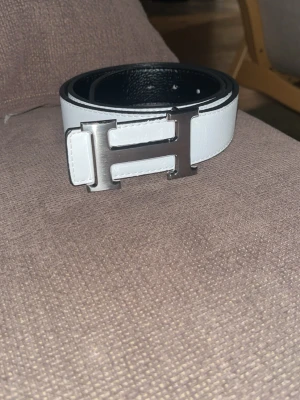 Vitt bälte - Väldigt fint bälte, går att ha i svart och vitt