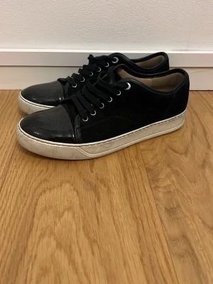 Svarta sneakers från Lanvin - Säljer ett par svarta Lanvins, sparsamt använda då dom var lite små. Ingen heeldrag. Skriv i PM för fler bilder