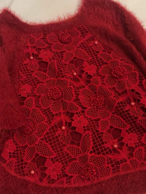 Söt röd poncho - Supersöt och vacker poncho/slipover i en mörkare röd färg som har virkade detaljer och pärlor på framsidan✨ Den är väldigt mjuk och bekväm att bära💞Sitter bra på S/M och är lite mer oversized för dig med storlek XS. Tycker den är jättefin men tyvärr inget plagg jag använder, den är hel och ren💞Skickar samma dag/dagen efter