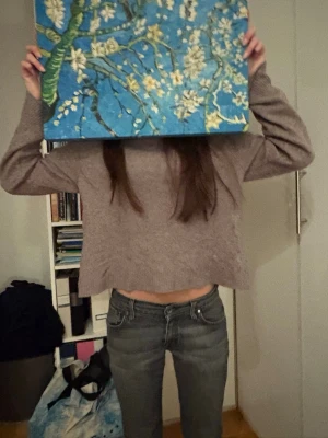 wera tröja - Säljer en beige stickad tröja med croppad passform och långa ärmar. Tröjan har en enkel design med breda muddar och mjukt material som känns skönt mot huden. Perfekt för dig som gillar avslappnad stil och vill ha något mysigt till garderoben.