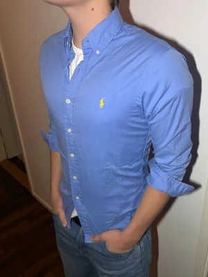Ralph Lauren skjorta  - En fin Ralph Lauren skjorta i storlek S slimfit. Superfint skick! Skriv om ni undrar något!