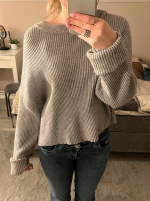 Grå ribbad stickad tröja - En fin stickad ribbad tröja med vikta armar ☺️