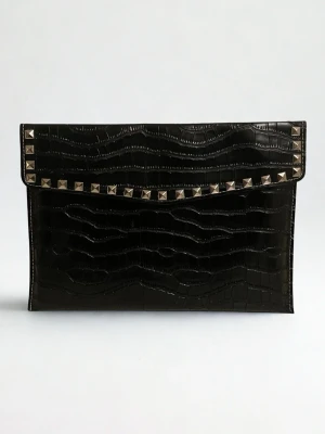 Dator fodral med silver nitar i krokodil imitation  - Rea – endast 199 kr (ord. pris 249 kr)! Stilrent datorfodral tillverkat av veganskt läder i vattentätt material. Fodralet stängs med knapp. Fodralet skyddar din dator effektivt samtidigt som det ger din outfit en extra touch. 😇⚜️ Storlek: 34 × 25 cm – passar svarta HP Chromebooks och andra datorer i liknande storlek. 