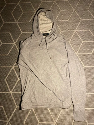 Ralph lauren merino hoodie - En riktigt skön merino ulls hoodie från ralph lauren i väldigt fint skick. Perfekt för både nu i vinter eller i sommar. Bara att höra av sig vid frågor!
